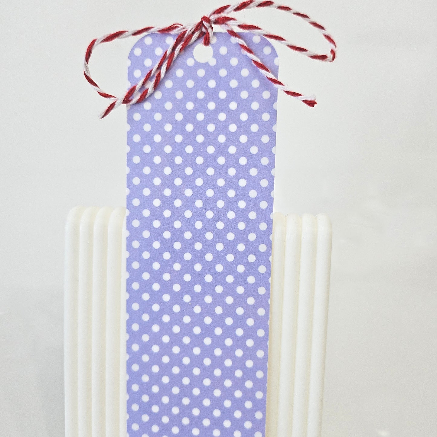 semn de carte lila cu buline